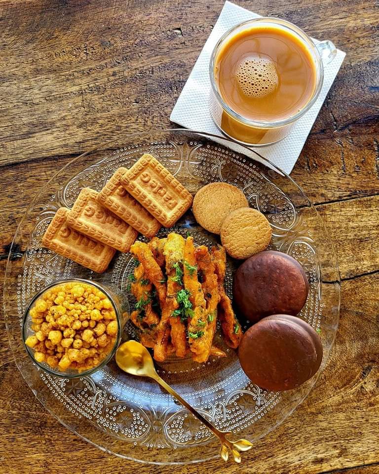 इत्र की ख़ुश्बू सिर्फ़ जिस्म तक रहती है,
मग़र चाय की महक तो रूह में उतर जाती है।💯❤️
#चाय_वाला_इश्क़ ☕❤️
#शुभ_संध्या 🌄🌄