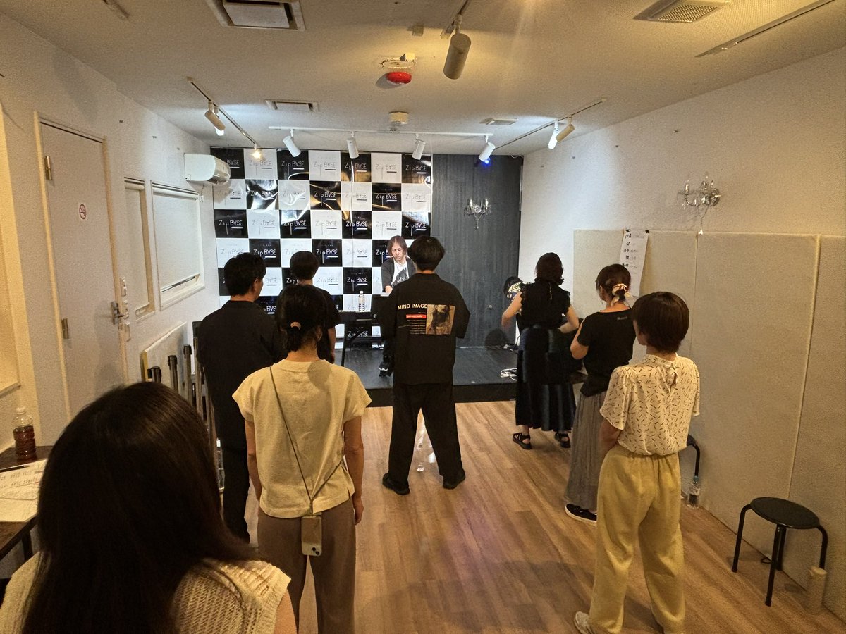 UnRealProject's tweet image. 昨日のワークショップ、参加してくださった皆様ありがとうございました✨

今回の楽曲はYOASOBI「群青」
なかなかに難しい曲でしたが、3パートに分かれて集中して練習に励みました🎤

最後は皆で大合唱！
楽しくて「もう一回！」の声もあがるほどでした！

また一緒に歌いましょうね🎵
出逢いに感謝☺️