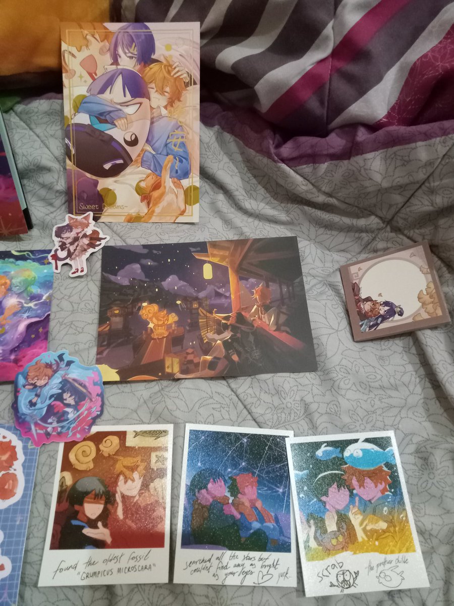 sukiventl's tweet photo. AHHH ITS HERE ITS HERE ITS HERE CHISCARA ZINE YEAYYYYYY TYSM @chiscarazine 😭😭😭😭EVERYTHING IS SO WONDERFUL I AM SO HAPPY 💜🧡💜🧡💜🧡 CHISCARA WORLD DOMINATION in the shrine they go. https://t.co/CtpZTnLXVP