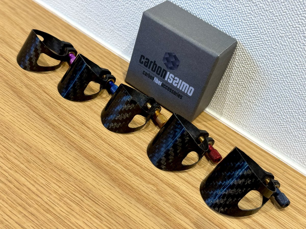 【激レアお買い得カーボンファイバー製リガチャー新入荷✨】
🇪🇸Carbonissimo(カーボニッシモ)
B♭クラリネット・ソプラノ/アルト/テナー/バリトンサックス用全種揃っております◎
現在定価¥35,200→特価¥25,300(税込)
スペイン製で今後の入荷が難しく国内輸入代理店が取扱終了のため現品限り！