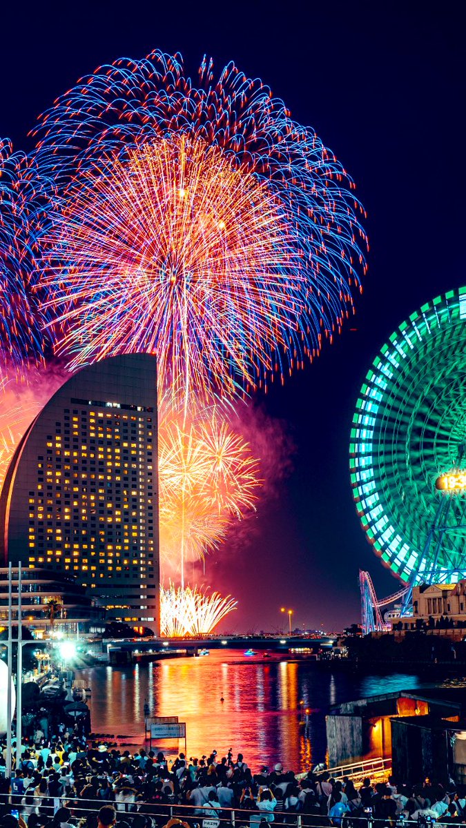 親父へ

どうだ親父！
酒が進むぐらい綺麗だろ✨
雨降らなくて良かったよ

今年もあなたの大好きな横浜の夜空に
2万発も綺麗な花が咲いたよ😌

それに今日は土用の丑の日
あなたの大好物だった
うなぎとお酒を置いといたから
一杯やってくれ！

来年もまた会いにいく✨
じゃあね👋🏻

出来る息子より