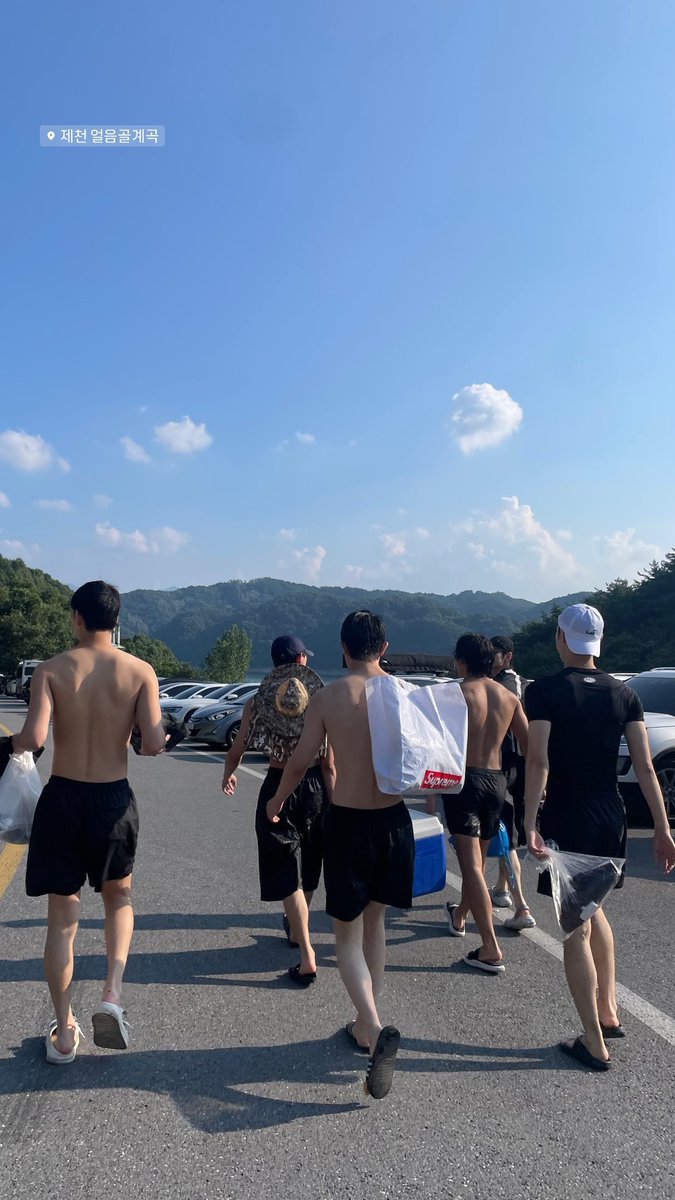 jongbinfiles's tweet photo. 240804 | Yoon Jongbin from his friend instagram story  💌✨

Qtime with the boys.
I'm sure you know which one is Jongbin's back.

#윤종빈 #YoonJongBin https://t.co/q0Yir4XX8t