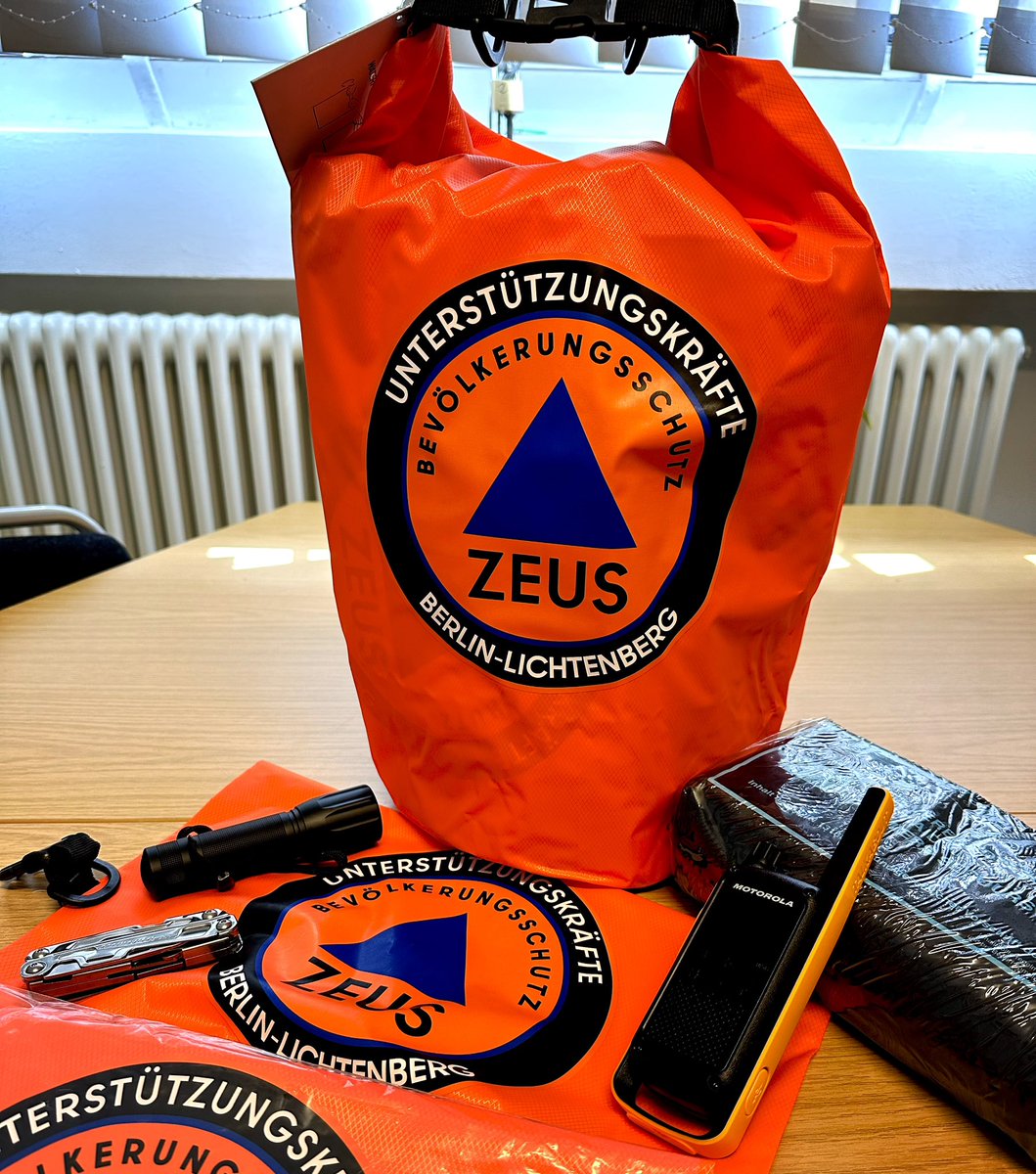 Bald geht es los mit der #Ausbildung für #ZEUS. 

Die #Ausrüstung der zukünftigen #Unterstützungskräfte wird gepackt und steht bereit. 

Heute kamen dafür die wasserfesten #Taschen zum Transport der #Tools. 

#Bevölkerungsschutz #berlin #lichtenberg #Katastrophenschutz #bbk
