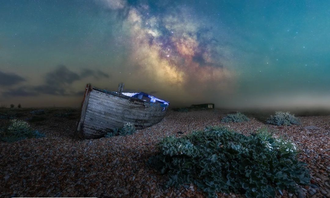 An other-worldly start to the week - we can't get over these skies over Dungeness, captured by @colinmenniss