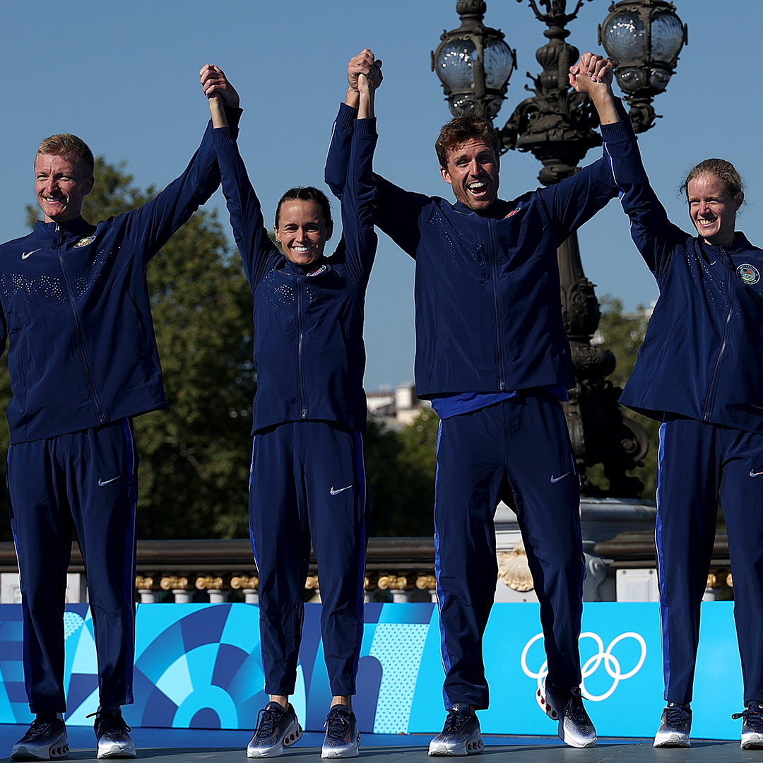 CornellSports's tweet photo. An anchor leg to remember by Taylor Knibb '20 gives the U.S. silver in the triathlon mixed relay!

The Cornellian moves the U.S. from 5th with strong swim and bike legs to capture her 2nd career medal!

📰: https://t.co/z0MFZ9priP

#OlympiansMadeHere | #YellCornell | #OlympicIvy https://t.co/ZkgWWEzfum