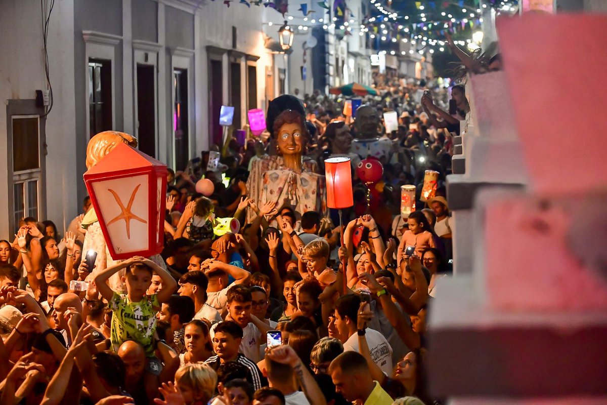 mirametvcom's tweet photo. 🟠 Mírame Noticias | Miles de personas disfrutan de las tradicionales celebraciones de la Diana, la Rama y la Retreta de Agaete

https://t.co/4YzJXlUpGn https://t.co/c86akZ8aJt