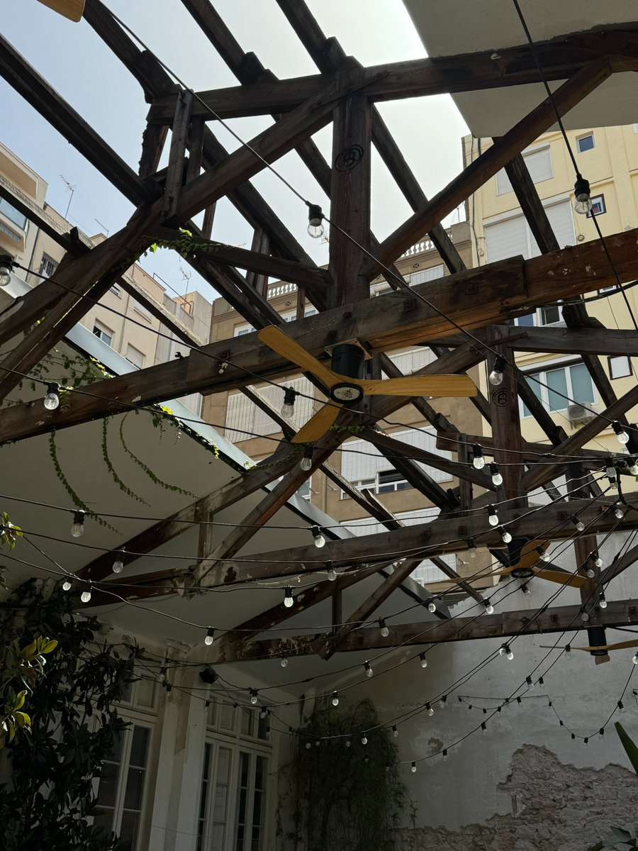 Seguim ensenyant-vos els nostres espais, en aquesta ocasió la zona més verda de tota la casa: el Jardí de Casa Rius ✨🌱; la llum que l'il·lumina el dota encara més de màgia i de nit, les llumetes creen un ambient encara més càlid i acollidor, com si fossin cuques de llum