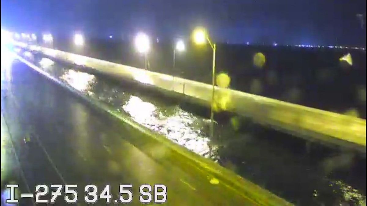 FlSerious's tweet photo. #TrafficAlert: #Breaking: The Howard Frankland Bridge, I-275 northbound heading into Tampa, has been  closed as the Tampa Bay area feels the impact of Hurricane Debby. #HurricaneDebby #Hurricane #Debby #Tampa #HillsboroughCounty #StPetersburg #PinellasCounty #LeeCounty #Weather #WeatherChannel #NHC #NOAA #Storm #TampaBay #TropicalStorm #FtMyers #Sarasota #ManateeCounty #WeatherAlertFL #weatherwarnings #WeatherUpdate #Traffic