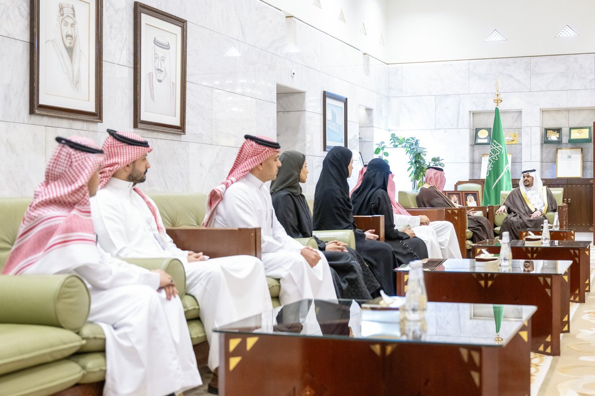 emara_alriyadh's tweet photo. سمو نائب أمير #الرياض يستقبل مدير عام فرع وزارة الصحة بالمنطقة.
https://t.co/zmuG09QMzI

#إمارة_الرياض https://t.co/oLXCOBZh4q