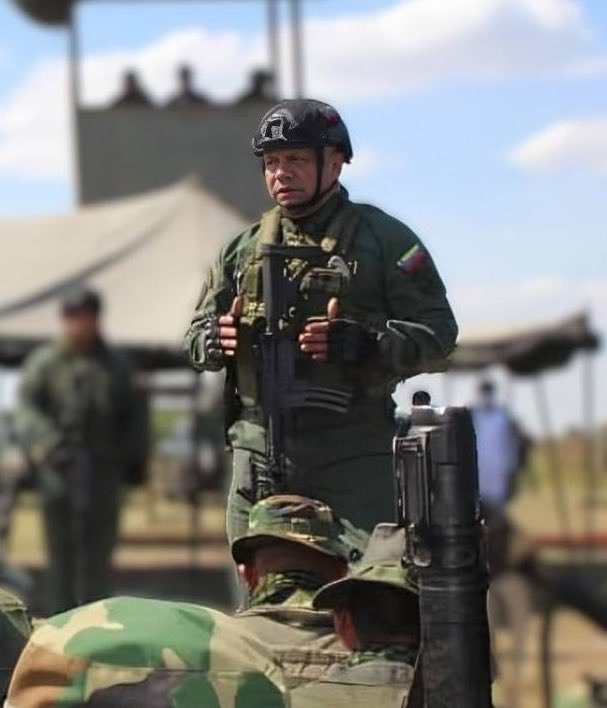 dhernandezlarez's tweet photo. Me honro en felicitar al Mayor General Wilfredo Alexander Medrano Machado, Comandante de la @Zodi_NegroPri por su merecido ascenso al grado inmediato superior, valiente combatiente de aquilatadas virtudes militares y ciudadanas, con el compromiso sagrado de defender la Patria y sus instituciones. Felicitaciones ! 

#PatriaSoberanaYPlena 
#IntegrarEsVencer