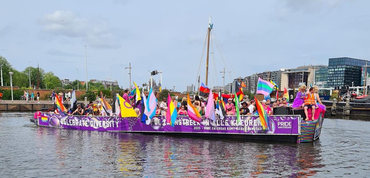 Mooi en leeswaardig artikel in Noord Hollands Dagblad over wat de deelname van De Zaanse Regenboog aan Canal Pride Amsterdam betekende voor de deelnemers 🤩🏳️‍🌈🙏🏼🏳️‍🌈 #dezaanseregenboog #ZaanPride #rozezaterdag075 #amsterdampride #zaansnl