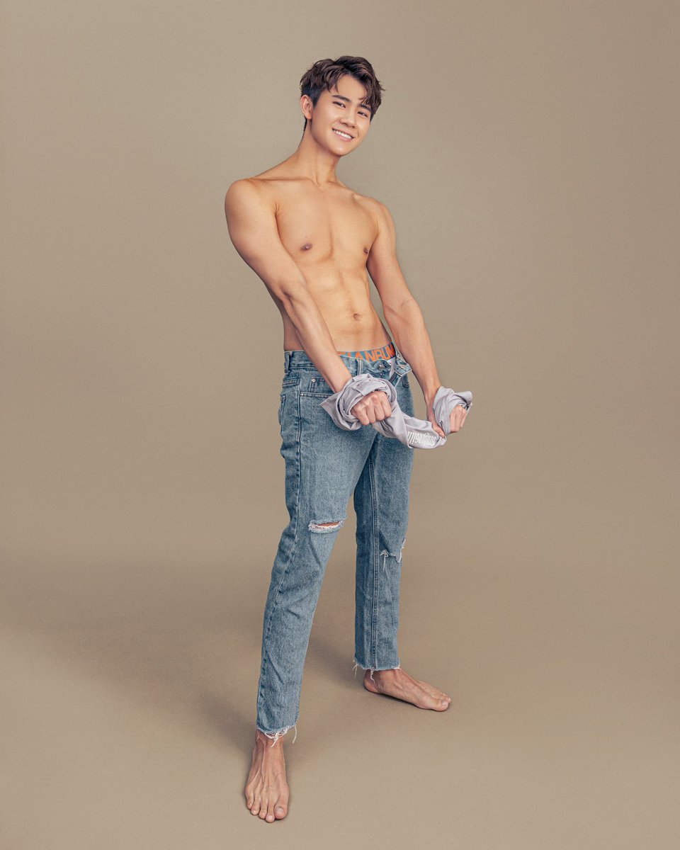 上次廣告拍的成品🤣
皮膚被修得好黑
努力擠出了一點點線條💪🏻