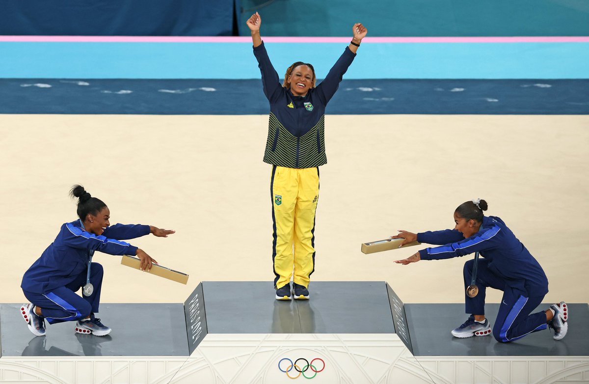 Simone Biles, rendida a los pies de la hija de una madre soltera que trabaja como empleada doméstica en la periferia de San Pablo. La  imagen de los juegos, para mí.