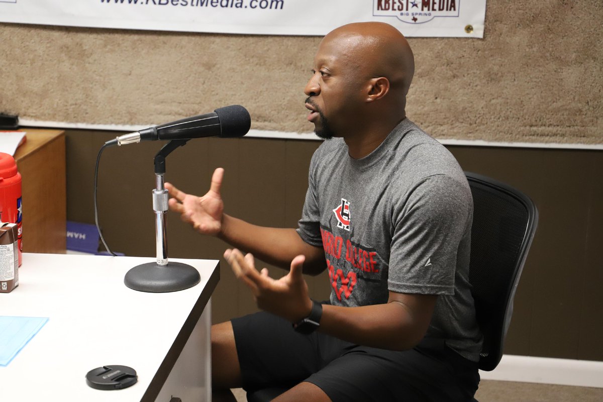 Shout out to KBest Media for letting us come through and help introduce new Head Women's Basketball Coach, Coach Davis to the community 🏀🎙️📻 
<a href="/hchawkwbb/">HowardWBB</a>