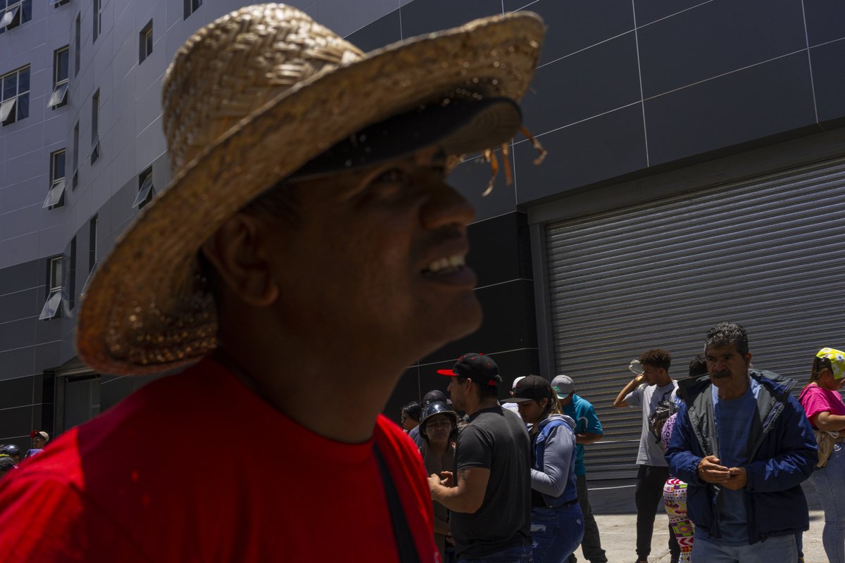 Caracas acordou hoje como se nada tivesse acontecido nessa semana que passou. Nas ruas centrais, gente indo e vindo, fazendo compras, trabalhando, trânsito cheio. Ambulantes vendem cachapas, guardadores querem US$ 2 por uma vaga protegida por cones. Vida estranhamente normal 1/N