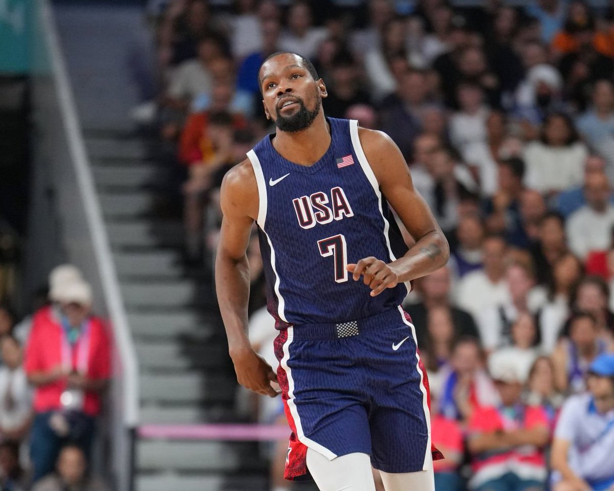 Basket_Infos's tweet photo. "Je n'étais jamais venu à Lille avant. Et je n'avais même jamais imaginé venir dans cette ville. Mais au final, l'ambiance dans cette salle était incroyable."- Kevin Durant au micro de @Kasvilovic