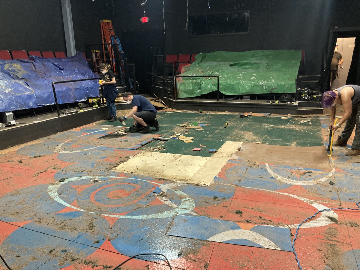 Anyone want to guess what's happening? After 17 seasons, we are finally replacing the stage floor! So many layers of paint.
#williamstontheatre #season18wt