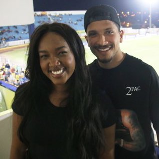 bchartsnet's tweet photo. Pai de Nala, Yuri Lima volta a frequentar a casa de IZA para acompanhar a reta final da gravidez:

“Yuri voltou a frequentar a casa da Iza. E é algo que as pessoas terão que se acostumar, a vê-lo lá, pois é onde a Nala vai morar. Eles não voltaram a se relacionar, mas ele é pai e vai estar muito presente nessa reta final da gravidez, dando todo o apoio. Durante a gestação, eles se viram pouco por causa das agendas corridas, mas isso já era planejado. Agora que Iza entra no oitavo mês da gravidez, é hora de acompanhar os últimos exames e finalizar da forma mais tranquila possível depois de tudo que aconteceu. A prioridade agora é a Nala. Eles serão uma família para sempre mesmo não estando juntos, afinal ele é o pai da filha dela. A segurança e tranquilidade de mãe e filha são essenciais”, disse a assessora de Iza, Ana Paula Aschenbach, para o Portal Léo Dias.