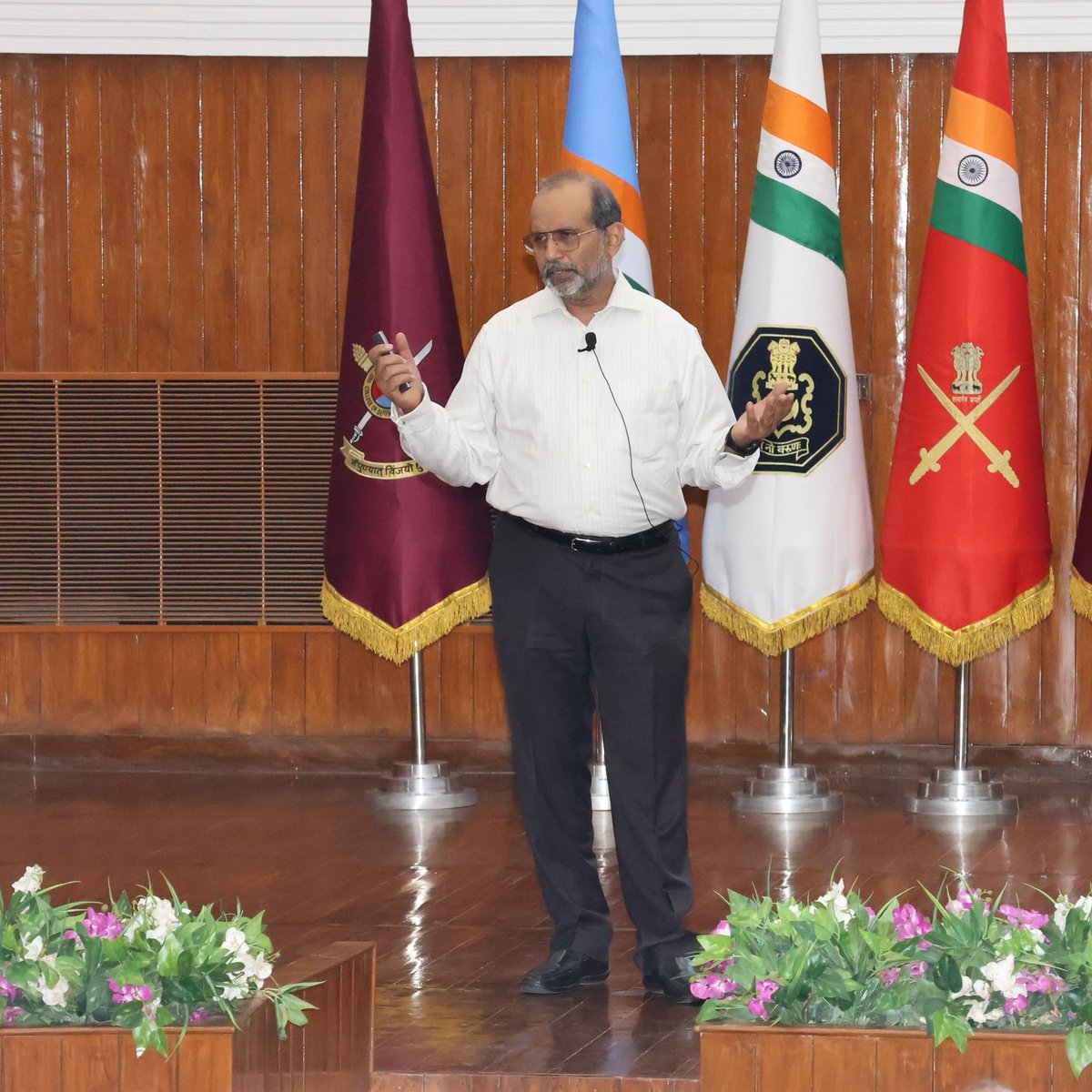 HQ_IDS_India's tweet photo. Capt (IN) Alok Bansal (Retd), Director @indfoundation, delivered an insightful discourse on '𝐅𝐚𝐮𝐥𝐭𝐥𝐢𝐧𝐞𝐬 𝐢𝐧 𝐏𝐚𝐤𝐢𝐬𝐭𝐚𝐧 : 𝐈𝐧𝐭𝐞𝐫𝐧𝐚𝐥 𝐃𝐲𝐧𝐚𝐦𝐢𝐜𝐬, 𝐄𝐱𝐭𝐞𝐫𝐧𝐚𝐥 𝐂𝐡𝐚𝐥𝐥𝐞𝐧𝐠𝐞𝐬 & 𝐈𝐦𝐩𝐥𝐢𝐜𝐚𝐭𝐢𝐨𝐧𝐬 𝐟𝐨𝐫 𝐈𝐧𝐝𝐢𝐚' to  #FutureStrategicLeaders of #HDMC_20 at #CDM_IDS. 
Elucidating Pakistan's ideological underpinnings,  economic indicators, turbulent political landscape, entrenched ethnic & sectarian division and escalating radicalisation, he elaborated upon their implications for India's strategic calculus. 

@DefenceMinIndia 
@SethSanjayMP 
@giridhararamane 
@Alok795