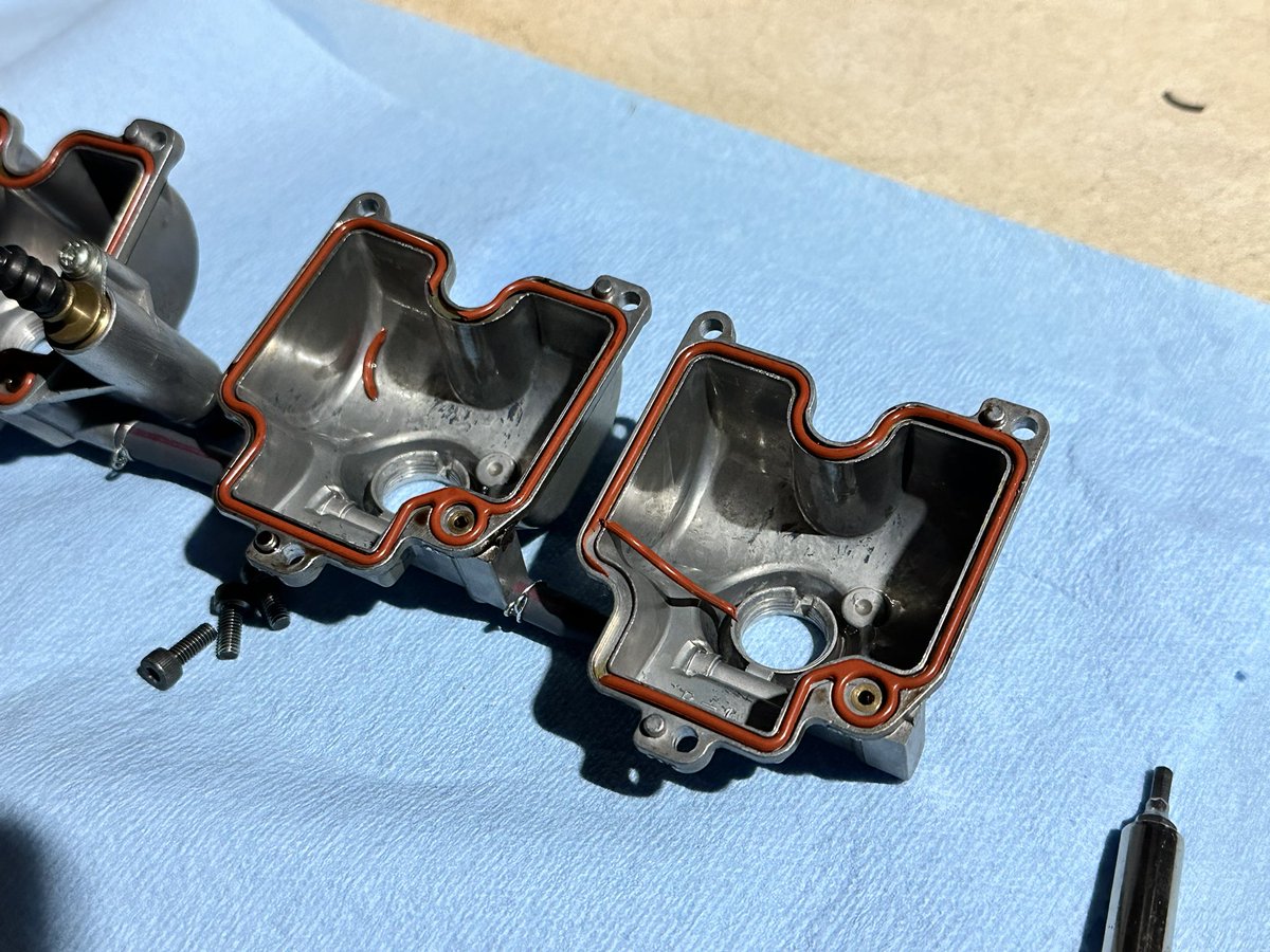 _kz1000mk2_'s tweet photo. ミラジーノくんのエンジンマウント交換手伝ってmk2のフロートのパッキン交換。おつかれした。
毎回キャブ開け閉めする時にパッキン上手くハマらないからいつかやるだろうなと思ってたらとうとうパッキン噛み切ってしまった。笑
こういう時新品もってて良かったっす https://t.co/YAmSWf3PFX