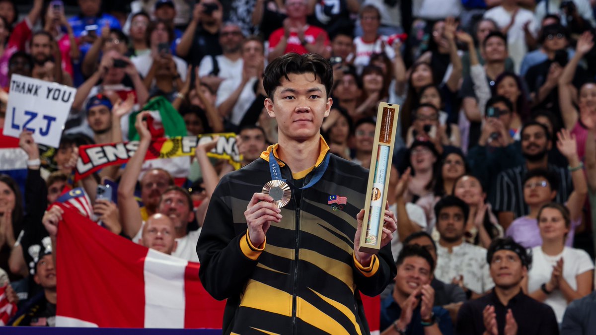 bwfmedia's tweet photo. Heartiest congratulations to all the men's singles medallists. 🥇🥈🥉

#Badminton #Paris2024 #Olympics https://t.co/l3MlLeR11s