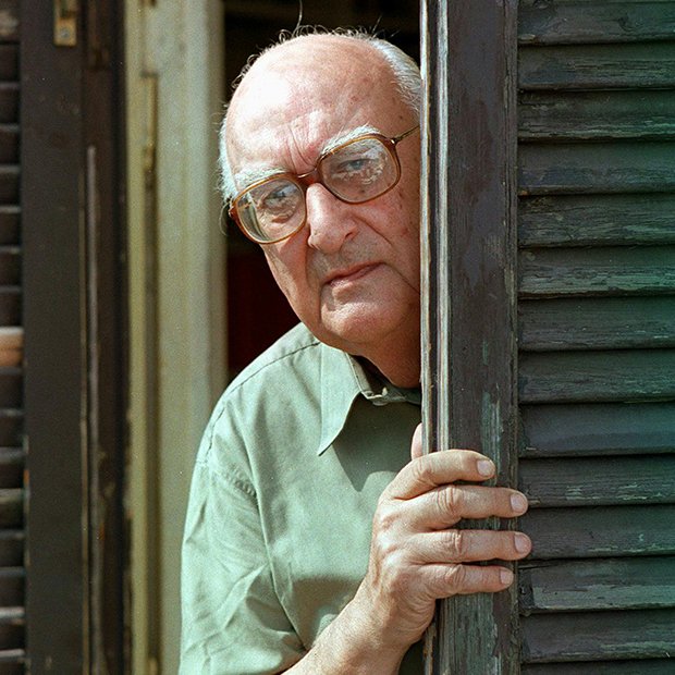 L’amore non s’impara né teoricamente né andando a bottega da altri. S’impara amando, vale a dire perdendosi 

Segnali di fumo

Andrea Camilleri