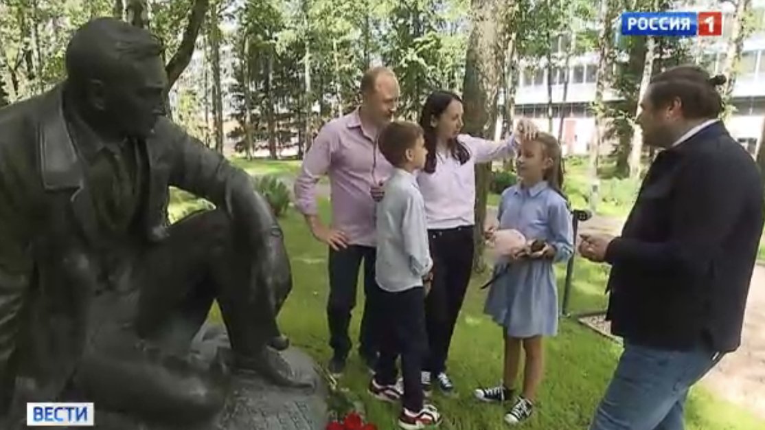 “I love my big family,” the boy says in broken Russian. His mother: “Muy bien.” They’re now on vacation but after that will “continue to work, to serve Russia.” The daughter is good at languages and has expressed an interest in also becoming a spy. THE END. Vsyo normalno. 4/4