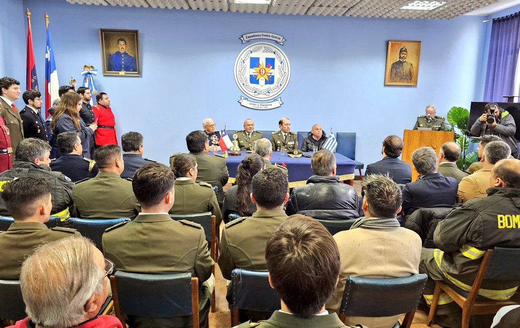 BomberosdeChile's tweet photo. 𝗡𝗨𝗘𝗩𝗢𝗦 𝗖𝗔𝗥𝗥𝗢𝗦 | En el salón de honor de la @NovenaCBV de @cbv1851 se efectuó la ceremonia de entrega de carros para Bomberos de Limache, Olmué, Viña del Mar y Valparaíso. (1/3) https://t.co/Gs2KXSVnc8