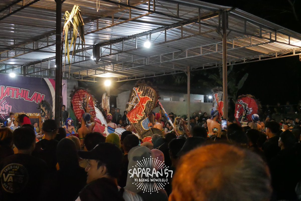 Malam ini suhu adem, tapi ra kroso mergo suksukan to lurr😂

Sampai jumpa besok malam, jangan lelah gawe kepyoh sek ngurusi saudaraku 🙌. (Ngetik dikancani sindene jathilan)