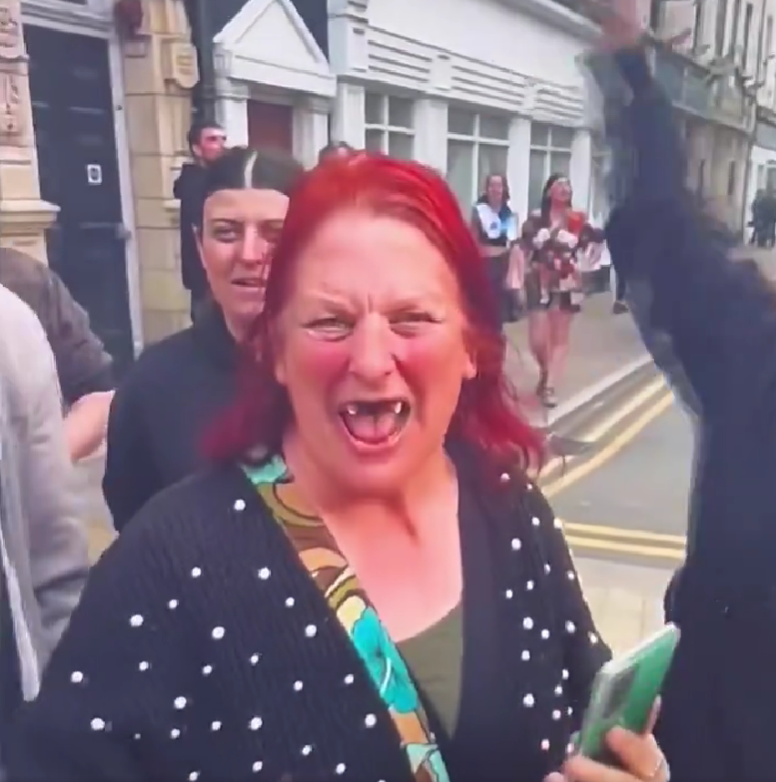 GrouchTerri's tweet photo. "They come here."
"They take our homes!"
"They take our jobs!"
"THEY TAKE OUR TEETH!"
๐คฃ๐คฃ๐คฃ๐คฃ๐คฃ
Hull's finest. ๐คฆโโ๏ธ
#Hull #HullRiot #HullProtest https://t.co/jeBxWtFjeX