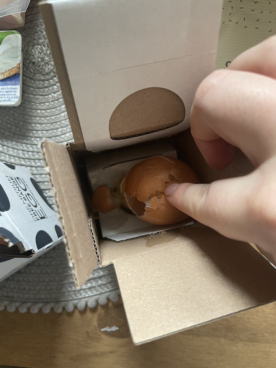 e_doig's tweet photo. 2nd week in a row my box has been delivered looking like this and the best @goustocooking would offer was a 50% refund 😒 https://t.co/ewyXYYR7kg