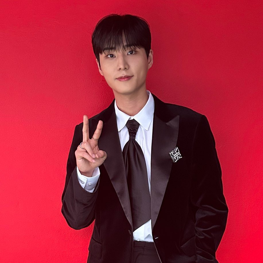 2024서가대영케이사건

영케이님이 이렇게 고트한 착장에 고트한 얼굴로 
셀카를 찍으셨음에도 그 셀카가 여전히 공개되지 않은 사건이다