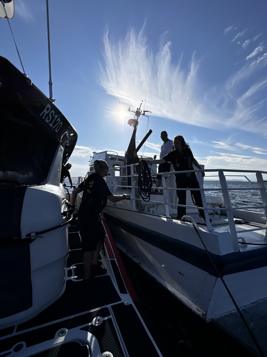 NSSR's tweet photo. #redningsskøyta «Prinsesse Ragnhild» assisterer havarist med fremdriftshavari fra #fuglevik til #engelsviken. Foto: «Prinsesse Ragnhild»/Redningsselskapet https://t.co/vTtcZEXH4U