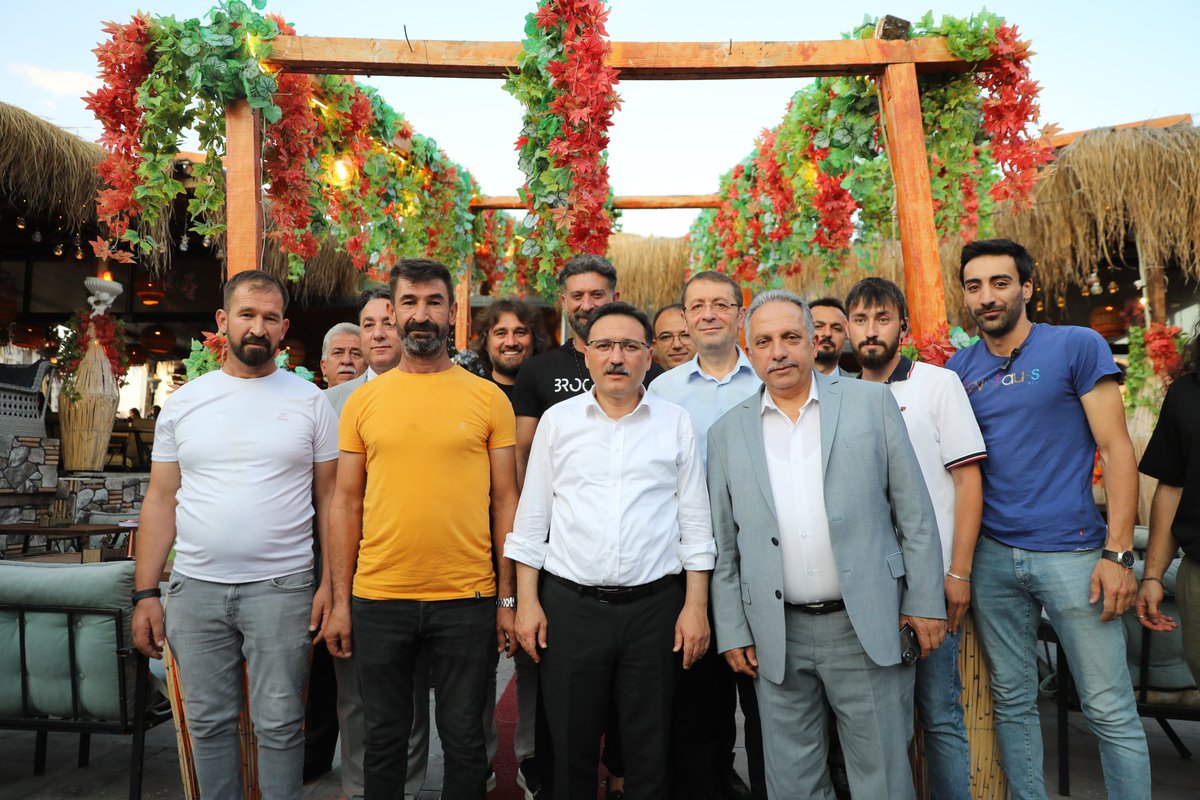 Valimiz Sayın Gökmen Çiçek, Vali Yardımcısı Şenol Esmer, Talas Belediye Başkanı Mustafa Yalçın ve İl Protokolü ile birlikte Talas Osmanlı Sokağı'nda esnaf ve vatandaşlarımızla bir araya geldi.