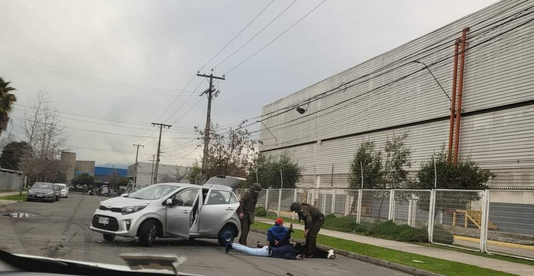 mariseka's tweet photo. 🚨🚔SAN BERNARDO🚔🚨
Esto pasa habitualmente y en el mismo sector empresarial, los DOMINGOS y algunos jueves desórdenes, fiesta en la vía pública , carreras clandestinas ventas de alcohol y disparos al aire. Lo que ocurrió en la calle San Martín de Porres, en #SanBernardo tiene a los vecinos cansados, necesitan que el municipio @SanBernardocl se haga más presente y que el estado no abandone estos lugares que están siendo conquistados por el crimen organizado y la incivilidad. 🔴\ https://t.co/ql8z0j6Zvs