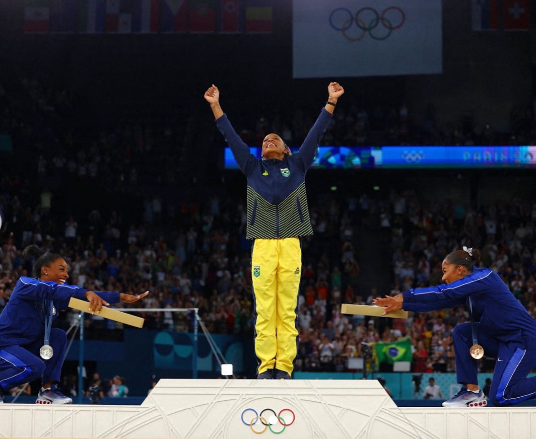 A reverência das duas americanas, reconhece o talento, expressa sonoridade e aplaude a postura e inteligência emocional da nossa maior atleta olímpica. No país que sofre entre o complexo de vira-lata e o ufanismo arrogante, Rebeca  nos da uma lição gigante e inesquecível. Rainha!