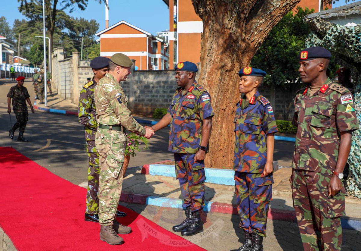 The CDF General Charles Kahariri today hosted The United Kingdom CGS General Sir Roland Walker, who paid him a courtesy call at the Defence Headquarters, Nairobi. Gen Sir Walker was accorded a half guard mounted by the Kenya Air Force. 
bit.ly/3yhhe6l