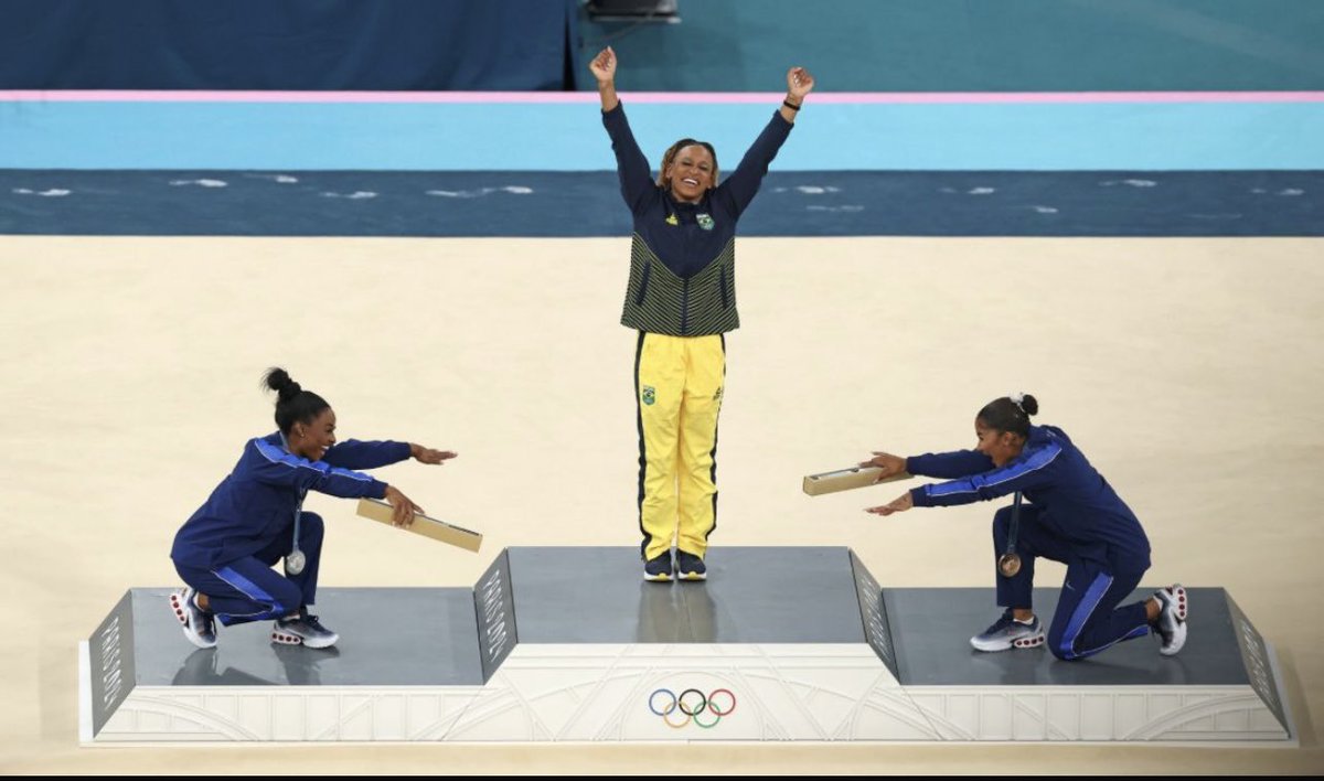 Esta foto refleja que la sororidad es una realidad. La fuerza, el respeto y el apoyo entre mujeres, genera cambios en la sociedad. Conmovida e inspirada con esta actitud maravillosa de grandes mujeres.