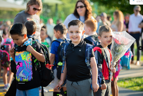 ISBEnews's tweet photo. It’s the season of fresh haircuts for students and flowers for teachers! Students at some schools with balanced calendars, like @d59ridge in @ccsd59, have already gone back to school. Send your best First Day of School photos to press@isbe.net 📸 https://t.co/Sue1fANSGp