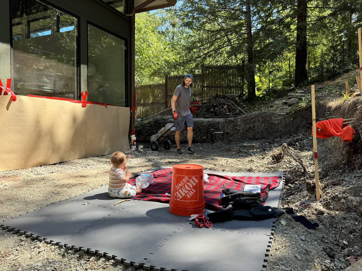 OlgaGalchenko's tweet photo. Everyone was working this weekend. https://t.co/QwfYrAim7N