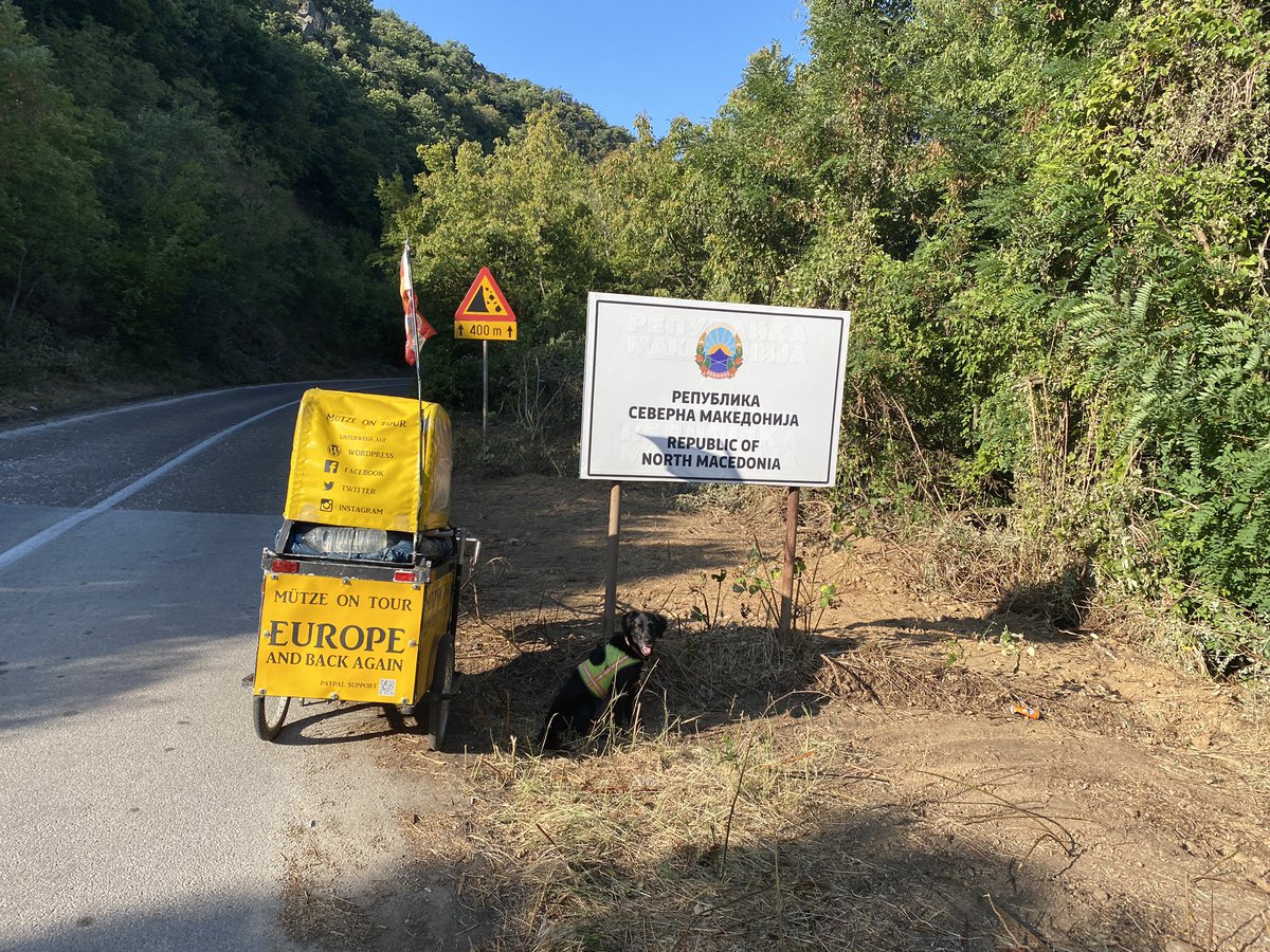 Serbien liegt hinter uns. Einen letzten kleinen Schock habe ich erlitten, als die Zollbeamtin meinte ich dürfe nicht ausreisen. Man hat meinen Pass ein weiteres Mal gescannt und plötzlich ging es doch. Nun sind wir also in Nordmazedonien. Land 24 von 40.