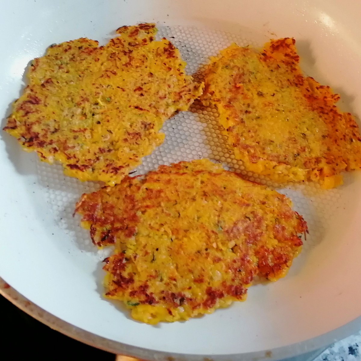 MikeKocht's tweet image. #Kürbis #Twooking einmal anders
Als #Puffer (#Bratling) mit #Haferflocken
Mit Ei zur Bindung, also nicht #vegan
Aber mit #Pesto dazu und einem bunten Salat einfach ein Genuss

mikekocht.at/2024/08/05/kue…