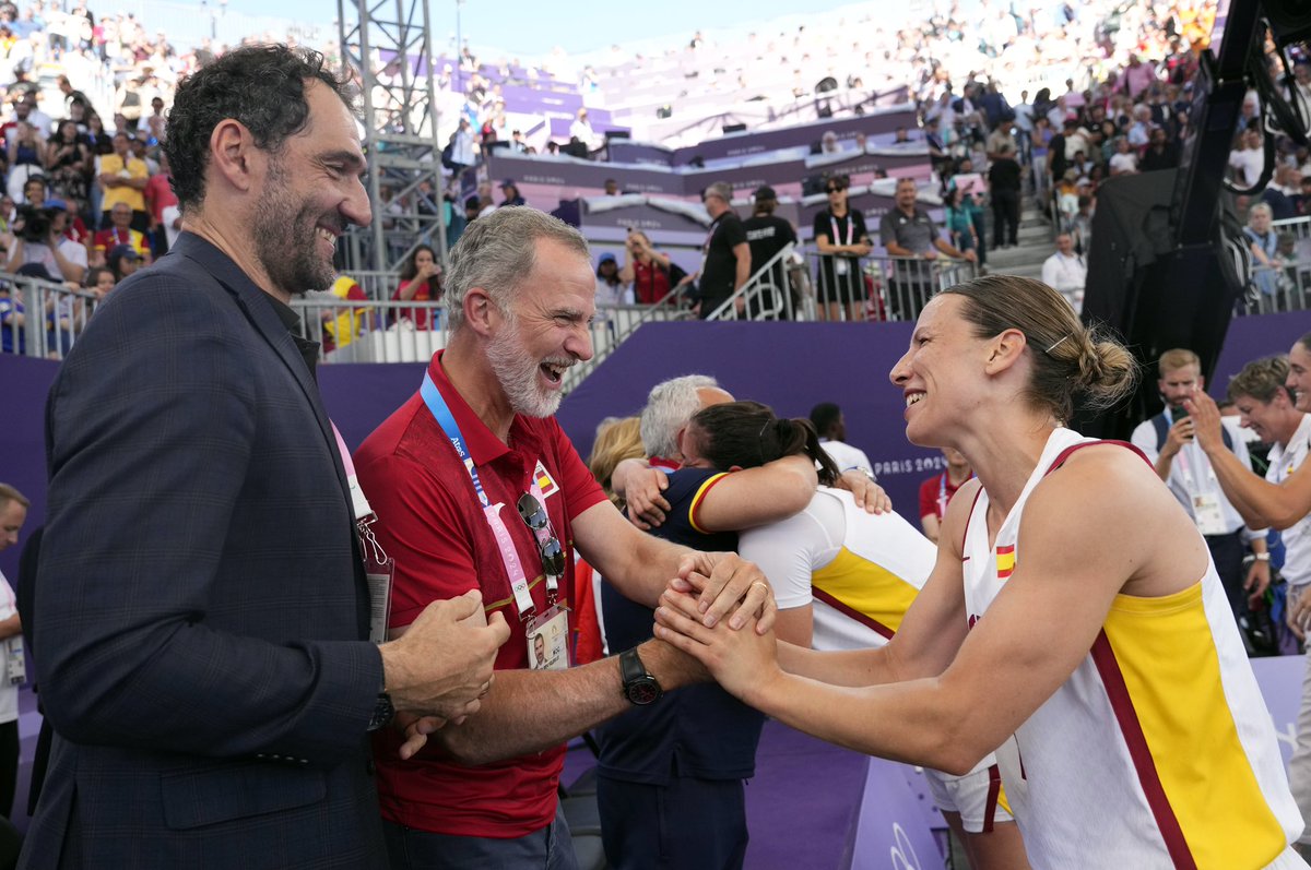 CasaReal's tweet photo. El Rey felicita a Vega Gimeno, Sandra Ygueravide, Gracia Alonso de Armiño y Juana Camilión tras clasificarse para jugar la final de baloncesto 3x3 en los Juegos Olímpicos de #Paris2024

➡️https://t.co/BNR0BddVl5 https://t.co/7RhmyV3eTI