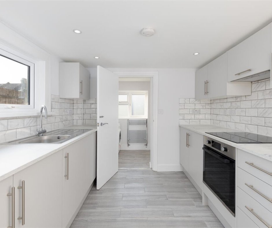 Homecastle_'s tweet photo. Nestled in the picturesque Belmont Road this delightful 3-bedroom🛌 end terrace house 🏡 offers a perfect blend of Victorian charm and modern comfort. 

#southnorwood #southeastlondon #SE25 #SELondon #crystalpalace #beckenham #penge #selhurst #norwood #propertyforsale https://t.co/zz2I4nIGKY