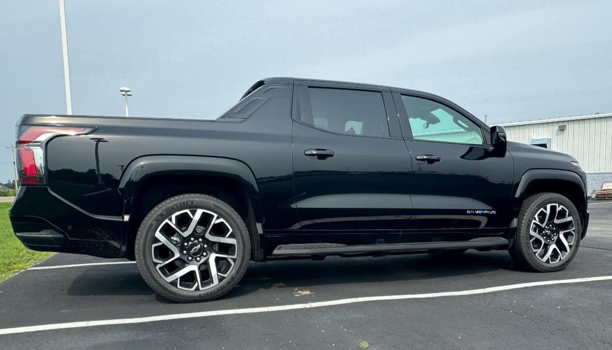 Stanley_Chevy's tweet photo. 🚨THE ALL NEW EV SILVERADO🚨
⚡️8-way power heated and ventilated seats
⚡️Heated second row seats and steering wheel
⚡️Versatile multi-flex tailgate w/ trailer brake controller 
⚡️AND MORE!!! 
Cutting edge technology w/Super Cruise &amp;unparalleled range of up to 440 MILES PER CHARGE https://t.co/iqvFJ8PQbC