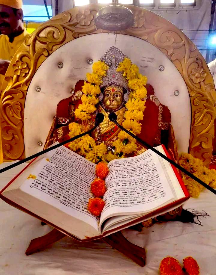 SanatanTalks's tweet photo. ॐ ऐं भ्रीम हनुमते, श्री राम दूताय नम: 🌺🙏 https://t.co/rC4H0rZlea