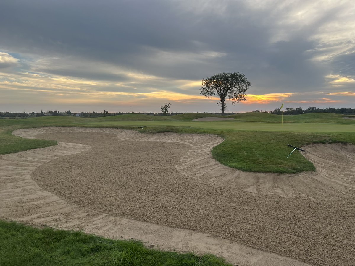 RileyTurf's tweet image. Awesome work from my colleague in crime Glen here! Even on long weekends we shape up these babies for a shot at birdie on this reachable par 4 🤩