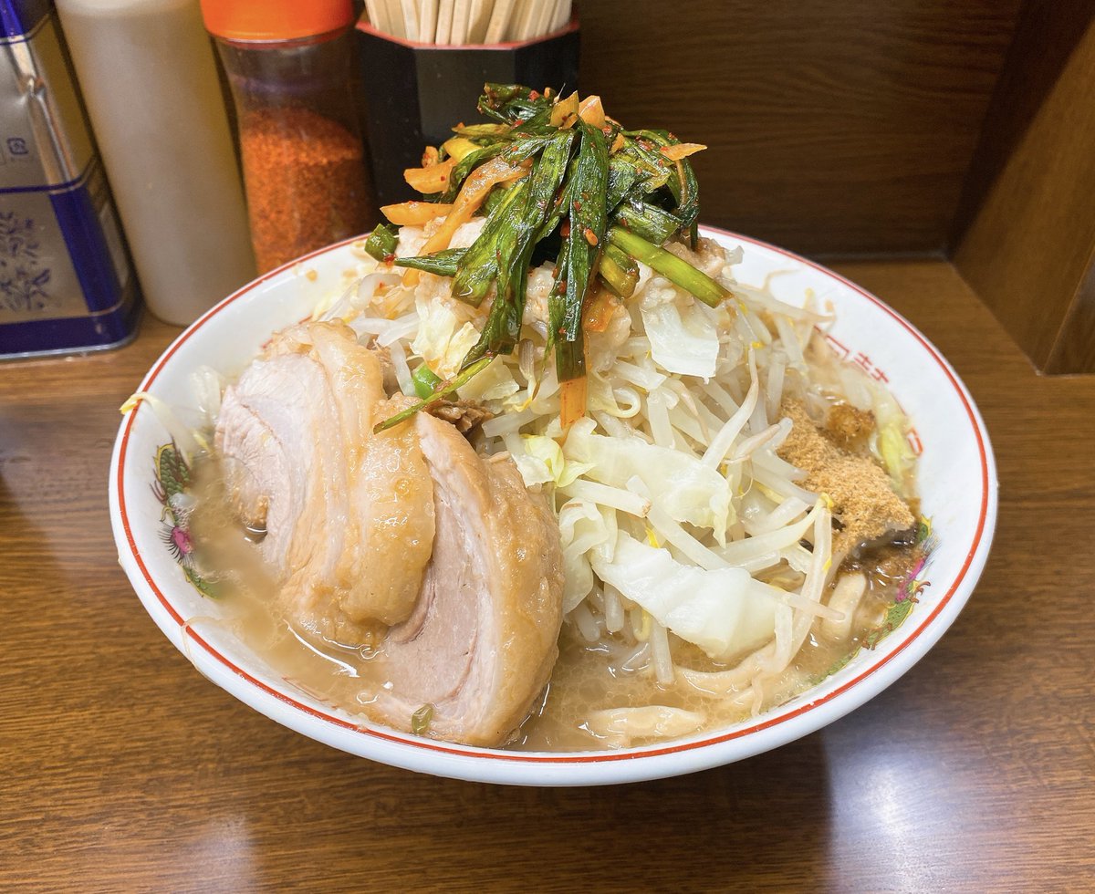 maya_mami_531sp's tweet photo. 疲労回復と塩分チャージのため🍜
ラーメン二郎 横浜関内店
小ラーメン +ニラキムチ 全部アレ #hp_here https://t.co/7xpi6XixzU