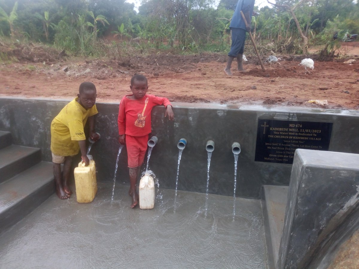 KiapiKFreddie76's tweet image. Come &amp;amp; see protected spring well donated by Lodoi Charity Fund, Texas-Midlands, US for the children of #Kadebede-Mbale City through #Kiapi family &amp;amp; Namunsi Empowerment for Dev&apos;t Initiative #NEDIUganda. Serves 100k people @ObuntuModel @GCICUganda @GovUganda 
#WaterIsLife