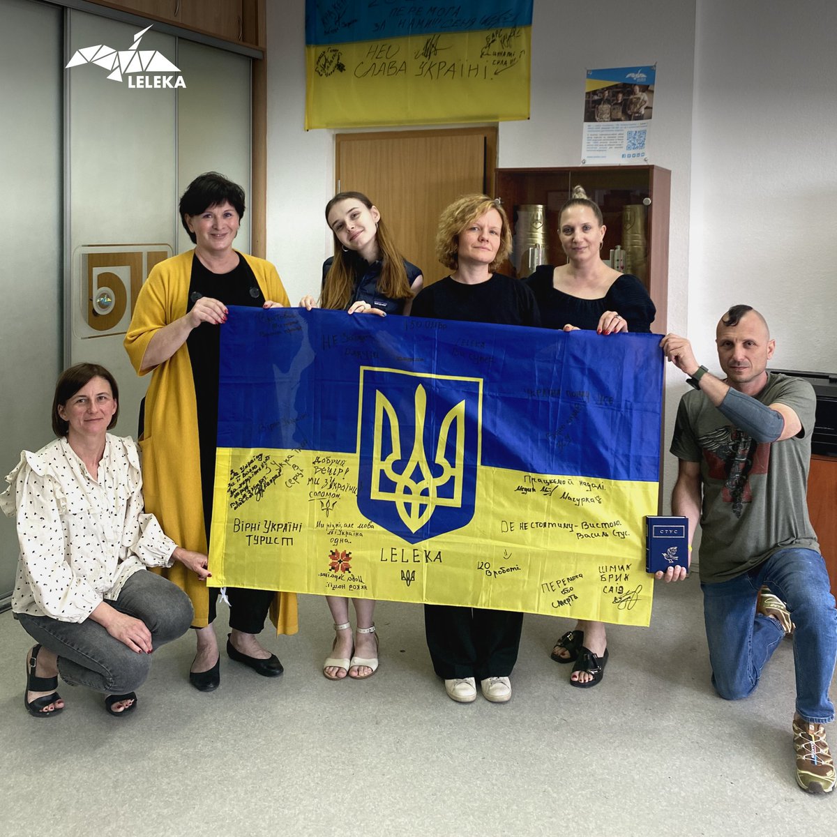 Leleka_FDN's tweet image. Recently, a field medic Kateryna gave us a very special gift—a chevron and a flag signed by Ukrainian defenders. In return, we sent her a collection of poems by her favorite poet, Vasyl Stus. #StandWithUkraine #helpukraine